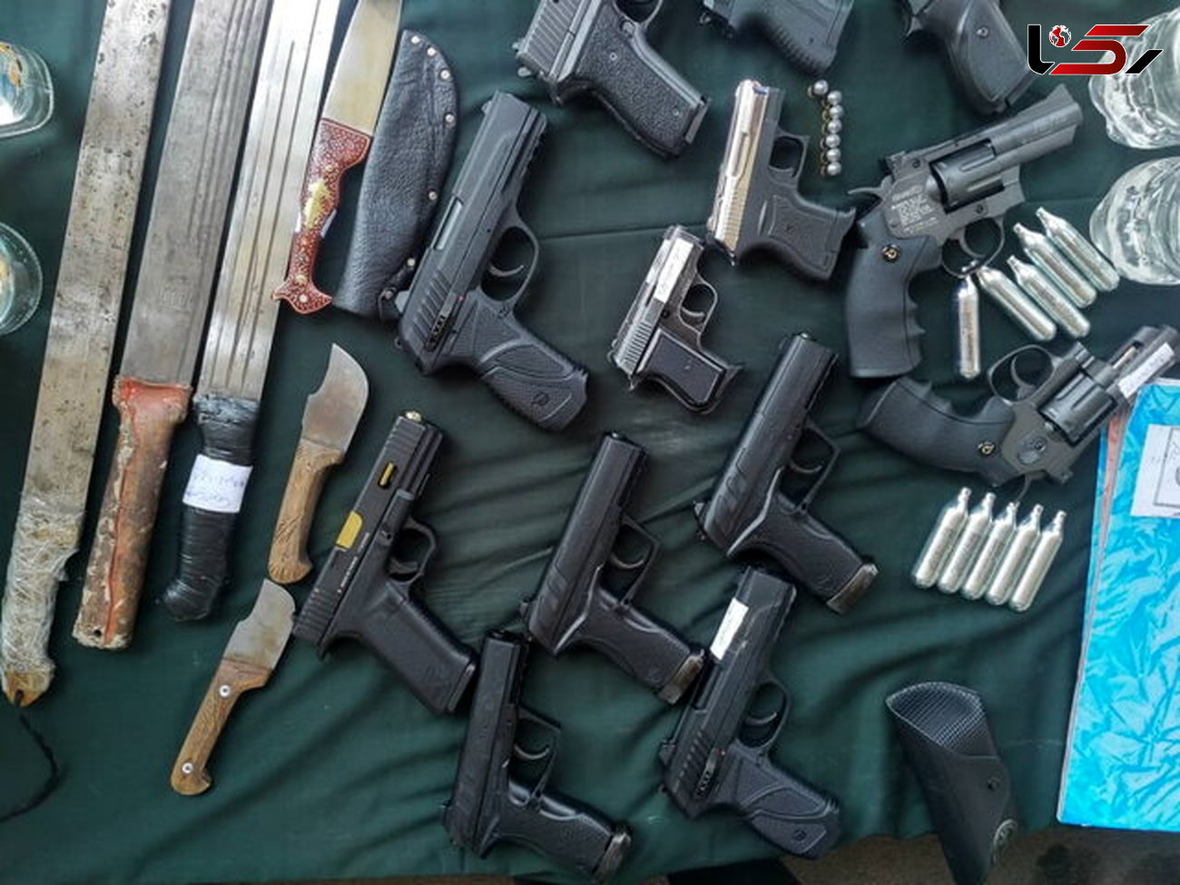 فروشندگان سلاح در تهران دستگیر شدند.