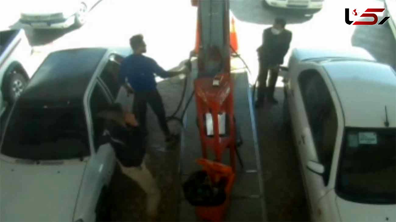 فیلم لحظه قمه کشی در پمپ بنزین / راننده عصبانی با قمه حمله کرد