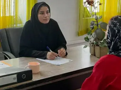 روز اول : مادرم رو از خانه بیرون انداخت / روز دوم : گرسنه بودیم با اعتراضم منو یعنی دخترش رو هم بیرون انداخت