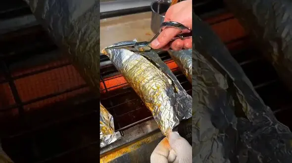 فیلم/ روش باورنکردنی یک رستوران مشهور برای پخت ماهی! 
