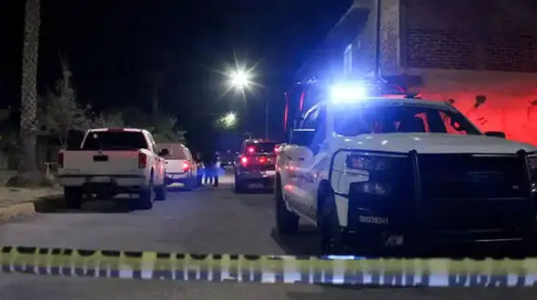 ببینید / لحظه ترسناک درگیری مسلحانه دو گروه خلافکار در وسط خیابان‌های شهر!