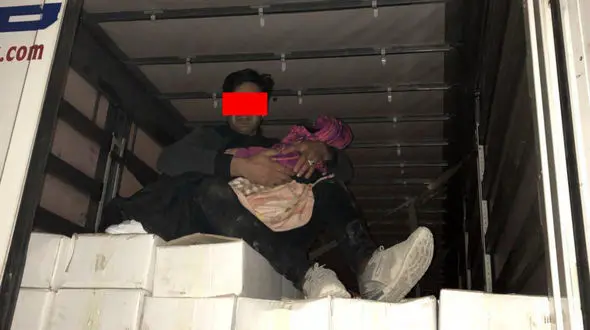 راز پنهان شدن یک پدر و کودک در محموله کشمش چه بود !؟ +عکس