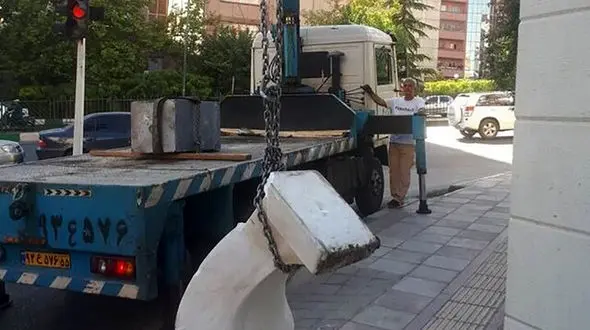 برخورد ماشین با مجسمه مرحوم منصور پورحیدری 