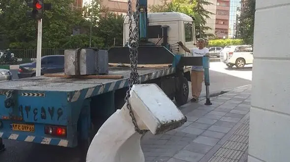 برخورد ماشین با مجسمه مرحوم منصور پورحیدری 
