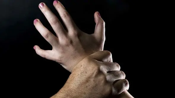 آزار شیطانی دختر نوجوان در شیرینی فروشی شیطان + عکس