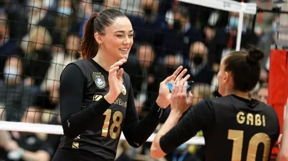 منت کشی کردن زهرا گونش خوشگل ترین والیبالیست ترکیه ای از پسربچه خوشتیپ و ناز برای عکس گرفتن!