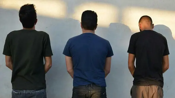 گشت ارشاد شبانه 3 همکلاسی در شب های تهران / آنها فقط یک چراغ قوه داشتند ! + عکس