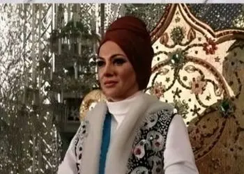 فیلم / ساغر عزیزی بازیگر نقش فرح دیبا : شب عروسیم توی حجله شوهرم سرم رو کوبید به کمد ..قبل از ازدواج آقا بود گل بود مهربون بود شب عروسی ...