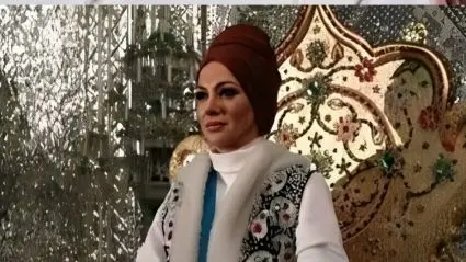 ساغر عزیزی بازیگر نقش فرح دیبا : شب عروسیم توی حجله شوهرم سرم رو کوبید به کمد ..قبل از ازدواج آقا بود گل بود مهربون بود شب عروسی ...