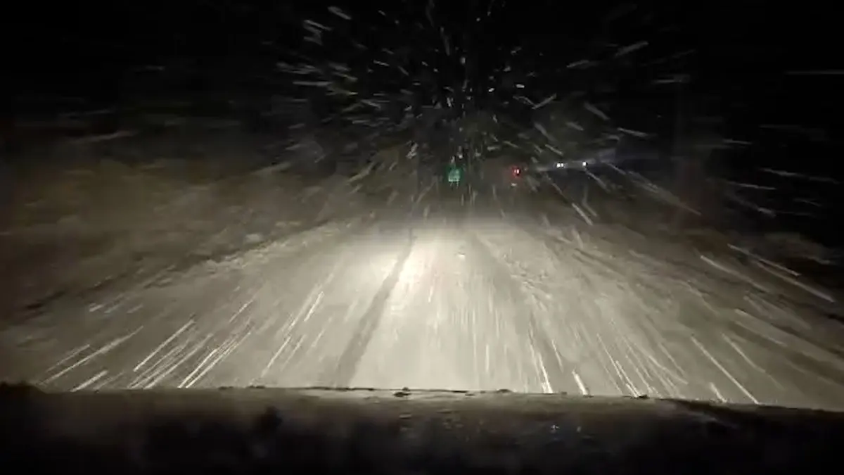 فیلم ادامه بارش شدید برف در مسیر سمیرم به شهرضا