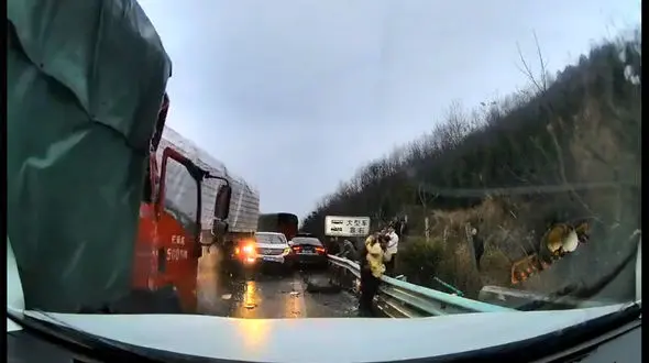 فیلم لحظه تصادف زنجیره‌ای هولناک در بزرگراه / کامیون همه خودروها را له کرد