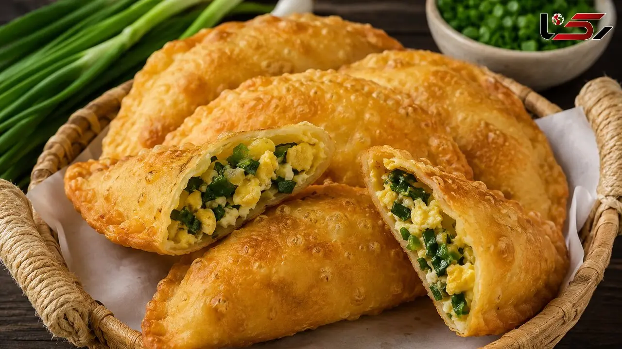 شام فوری با ۳ ماده اصلی؛ طرز تهیه پیراشکی پیازچه و تخم مرغ
