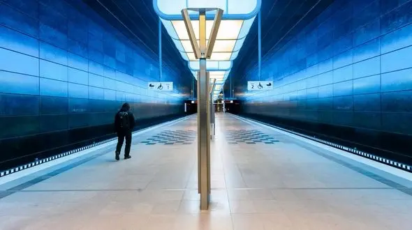 قتل  زن 18 ساله ایرانی در متروی هامبورگ / مردی از سودان جنوبی هر 2 را جلوی قطار انداخت