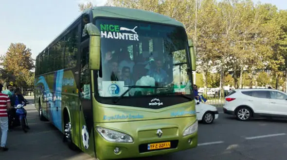 توقف اتوبوس استقلال توسط هواداران پرسپولیس و شعار علیه رحمتی!