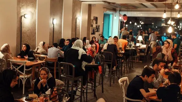 ولنتاین در کافی شاپ ها و رستوان های شلوغ شهر چگونه برگزار شد ؟ 