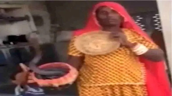 مبارزه عجیب یک زن با تیم پزشکی تزریق واکسن+ فیلم