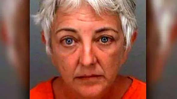 بازداشت خانم معلم که دانش آموزانش را ضدعفونی می کرد + عکس