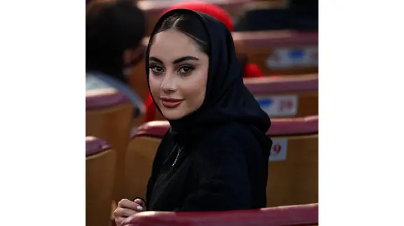 لو رفتن راز ترلان پروانه در این روزها ! / خانم بازیگر با این دختران و پسران خوش است !