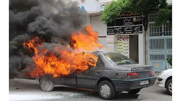 آتش‌سوزی در پارکینگ زیر پل خیابان وفادار / ۷ خودرو و کانکس نگهبانی دچار خسارت شدند