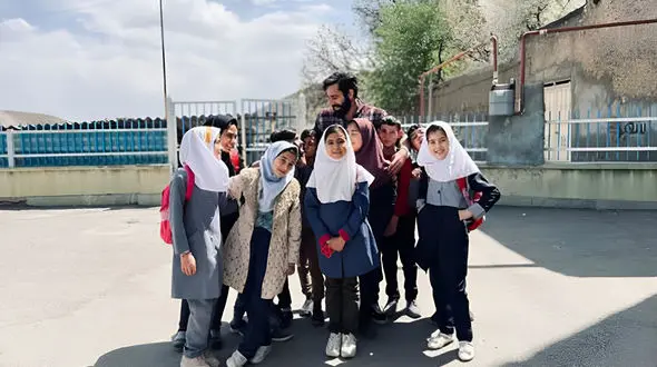 معلمی که دانش آموزانش را به آرزوهایشان می رساند + فیلم