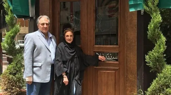 فیلم / نگاهی به چیدمان فرانسوی خانه ایرج نوذری، بازیگر سریال ساهره / دکوراسیونی از  پرده های شیک کاراملی و عتیقه های ماندگار که بوی پاریس می دهند