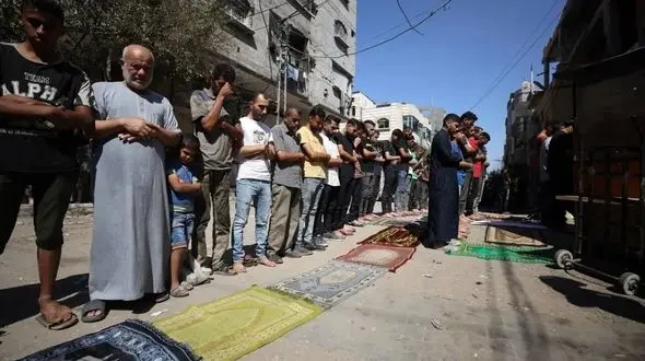 اولین نماز جمعه پس از آتش‌بس در غزه؛ تصاویری از امید و آرامش