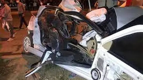 فیلم باورنکردنی از نجات معجزه آسا راننده پس از پرس شدن بین دو کامیون