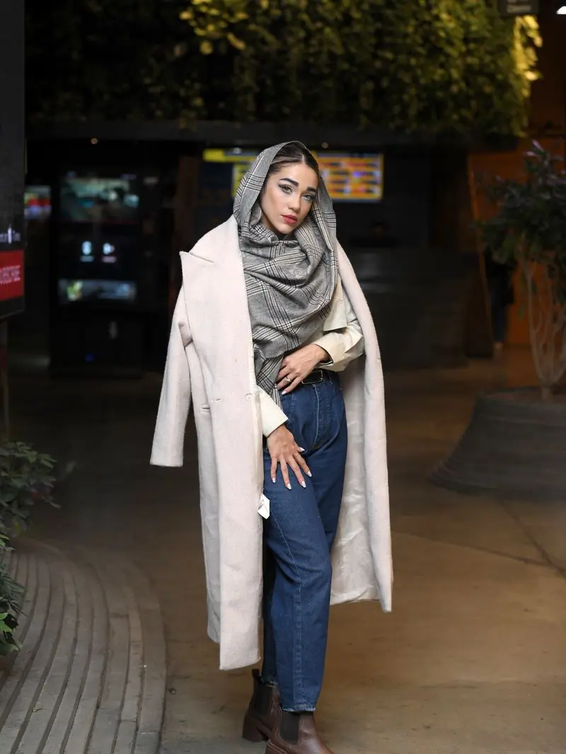 رویا وحدتی (بلاگر و بازیگر) و امین اسدی در اکران مردمی طهران۵۷