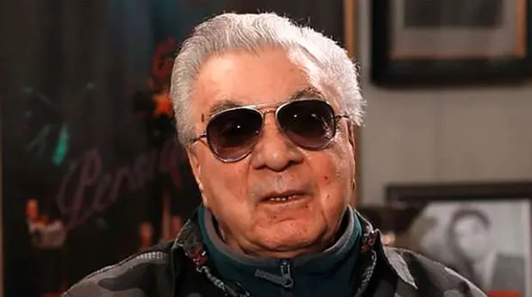 عکسی از مزار گلپا در کنار آرامگاه داریوش مهرجویی