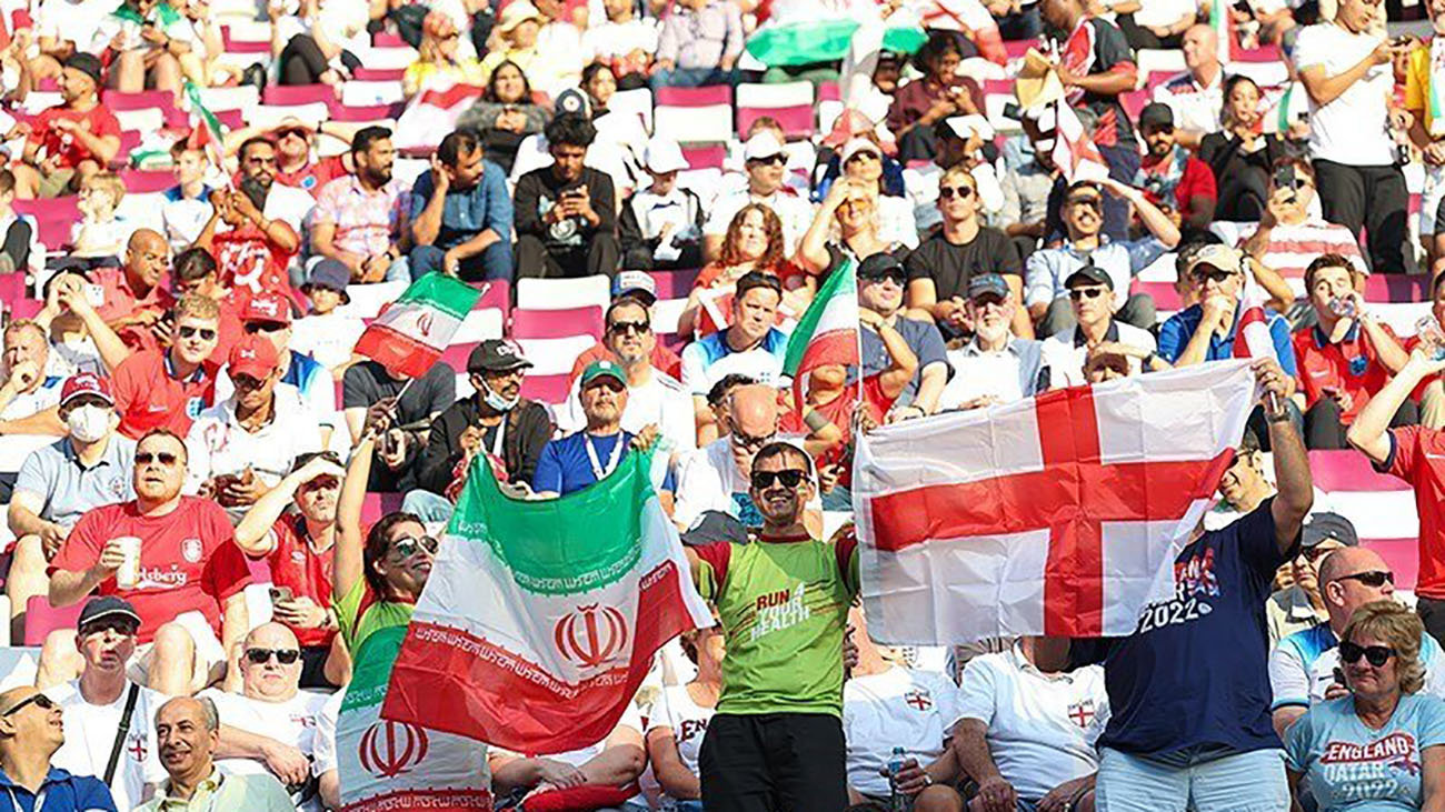 تصاویر خبرساز یک زن و مرد ایرانی هنگام پخش سرود ملی ایران در جام جهانی قطر