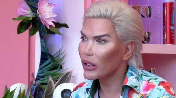 نگاهی به ترسناک‌ترین جراحی‌های زیبایی دنیا / یه آدم عاقل چرا باید چهره به این زیبایی رو خراب کنه! + عکس