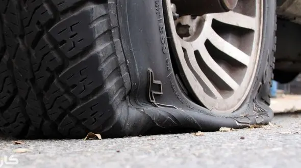 پنچری لاستیک خودرو چه نشانه هایی دارد؟