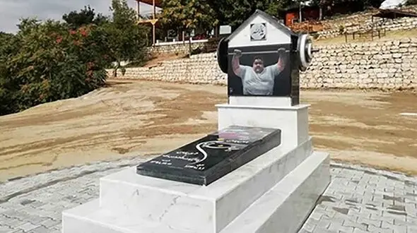 نصب سنگ مزار زنده یاد سیامند رحمان