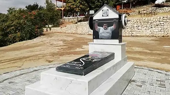 نصب سنگ مزار زنده یاد سیامند رحمان