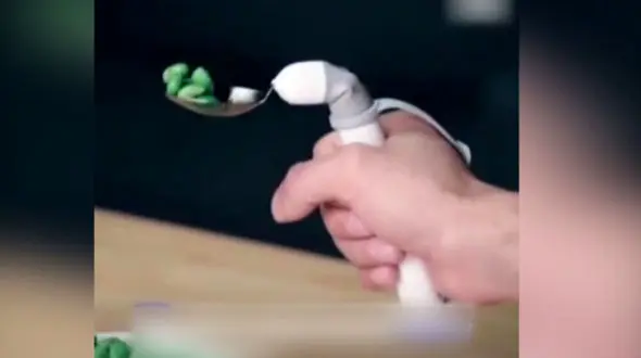 طراحی قاشق ویژه معلولان جسمی + فیلم