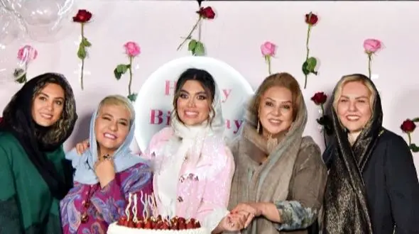 فیلم / دورهمی اعیانی بازیگران در عرشه کشتی با سوروسات شبانه / نسرین مقانلو، افسانه چهره‎‌آزاد، رابعه اسکویی و مجری  معروف