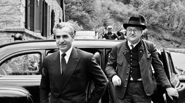 عکس؛ سفر در زمان؛ «محمدرضا پهلوی» در حال شکار خرگوش در یک شکارگاه؛ سال 1338