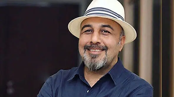 رضا عطاران در حال خرید از یک آنتیک فروشیِ کرج