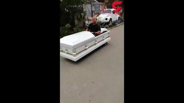 عروس را به جای خودروی لاکچری با تابوت حمل کردند+ فیلم