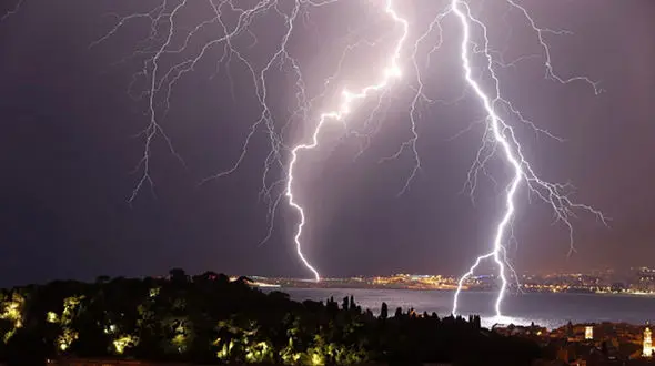 برخورد رعد و برق با 23 زن و مرد ایرانی ! / 4 مرگ دردناک فقط در 24 ساعت ! / هشدار