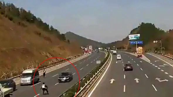 تصادف دردناک افسر پلیس در اتوبان با خودروی فراری+ فیلم 