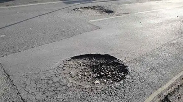 آقای شهردار تهران این آسفالت پیر شهر؛ قاتل خودروها شده است/ عوارض شهری مردم به کدام خزانه جاری می شود؟