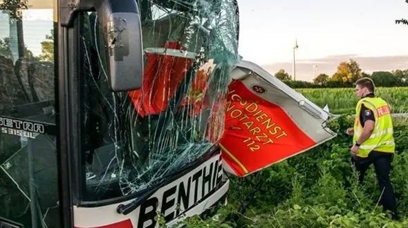 دستکم ۴۶ زخمی در پی سانحه رانندگی در شمال آلمان+ تصاویر 