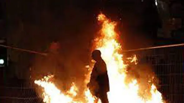 ببینید / حمله وحشیانه یک انگلیسی به مرد مسلمان /  آتش زدن بعد از خروج از مسجد! + فیلم