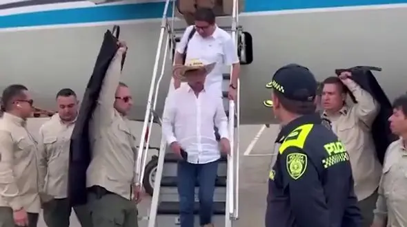 حفاظت عجیب از رئیس‌جمهور کلمبیا در لحظه خروج از هواپیما + فیلم