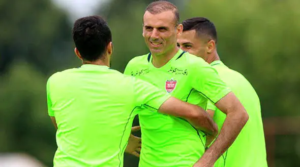 کاپیتان پرسپولیس تمرین سرخپوشان را ترک کرد