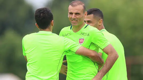 کاپیتان پرسپولیس تمرین سرخپوشان را ترک کرد