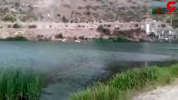 لحظه سقوط ماشین به داخل دریاچه+ تصویر