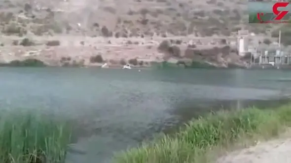 لحظه سقوط ماشین به داخل دریاچه+ تصویر