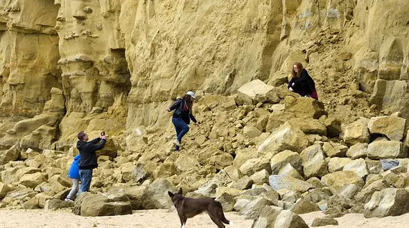 سلفی های احمقانه روی صخره فروریخته 